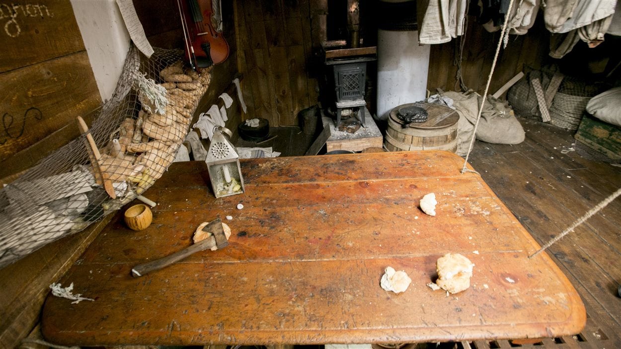 La table de cuisine avec des miches de pain de marin.Le petit poêle à bois était la seule source de chaleur à bord.