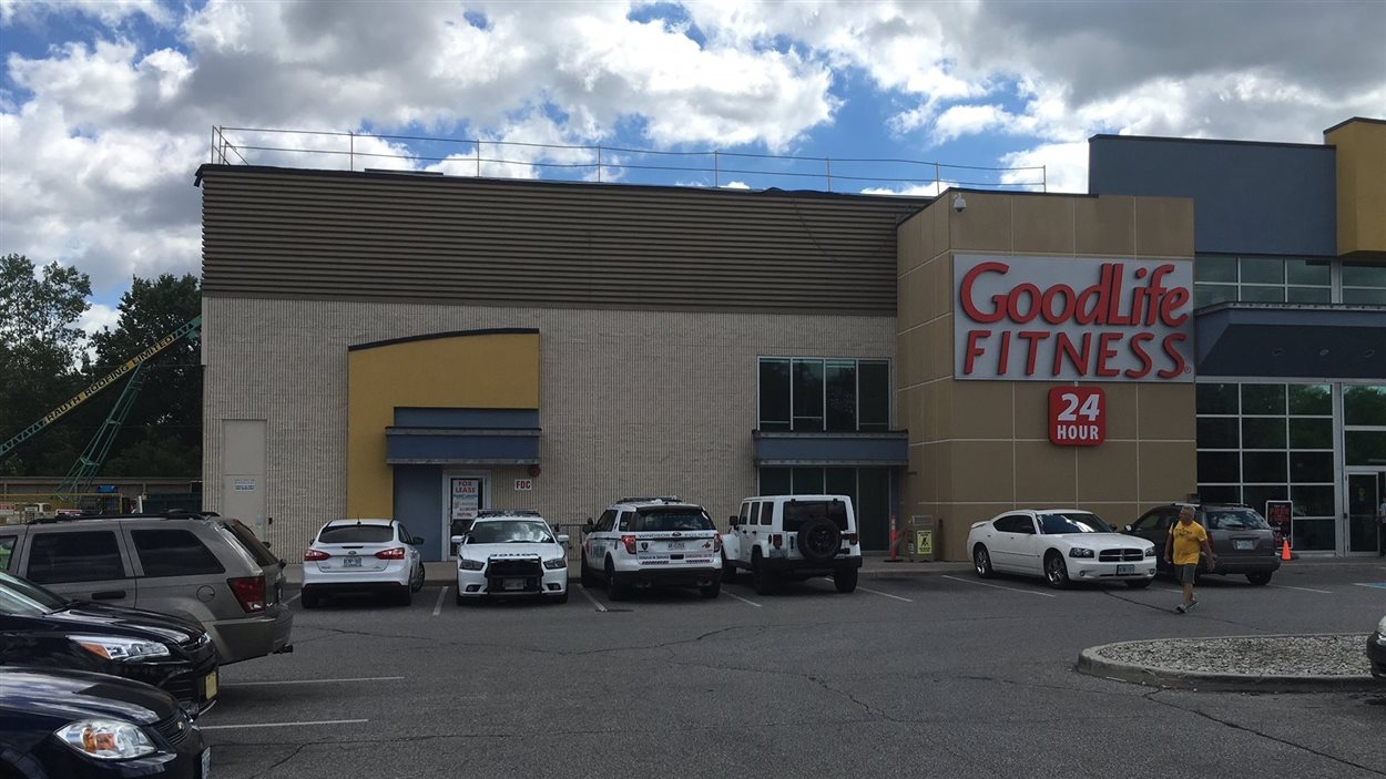 Une chute cause la mort d'un travailleur au centre sportif.