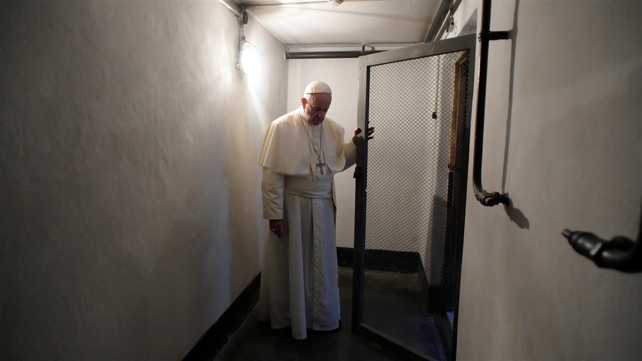 Le pape, à son arrivée au camp de la mort nazi d'Auschwitz-Birkenau