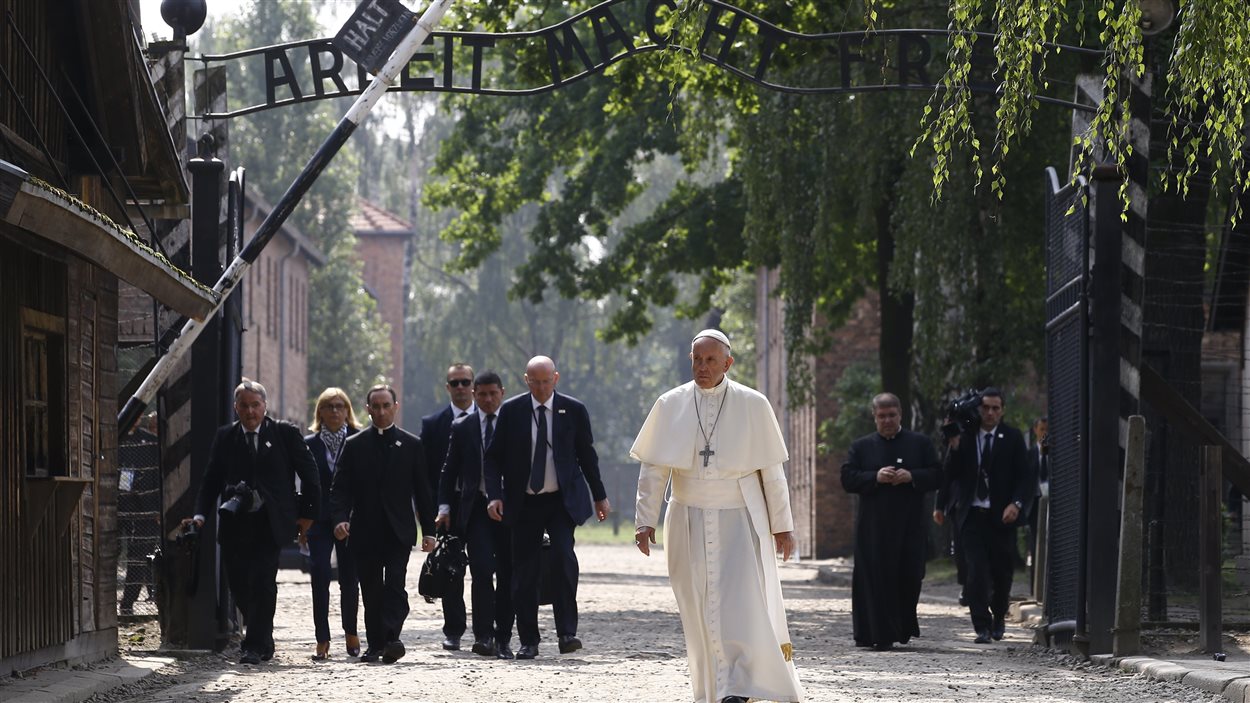 Le pape est entré dans le camp d'Auschwitz à pied, vêtu de sa longue aube blanche.
