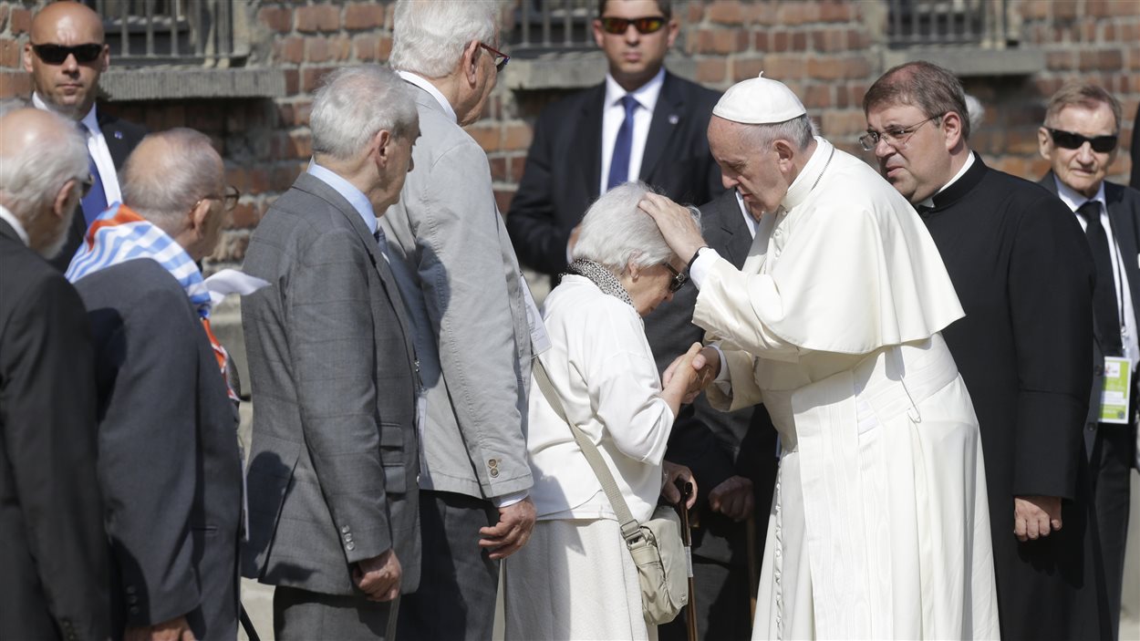 Le pape François rencontre des survivants du camps de concentration nazi d'Auschwitz-Birkenau, dans le sud de la Pologne.