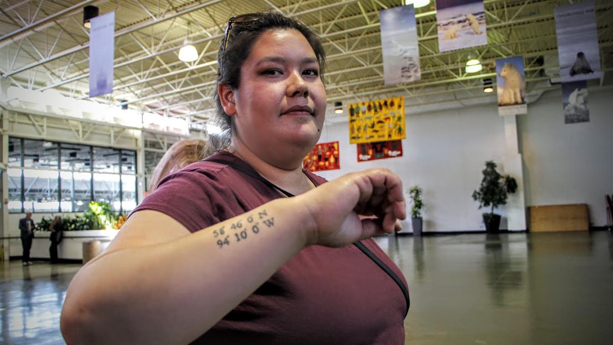 Nikki Clace est une résidente de Churchill, au Manitoba. Sur son bras droit, elle porte la longitude et la latitude du port.