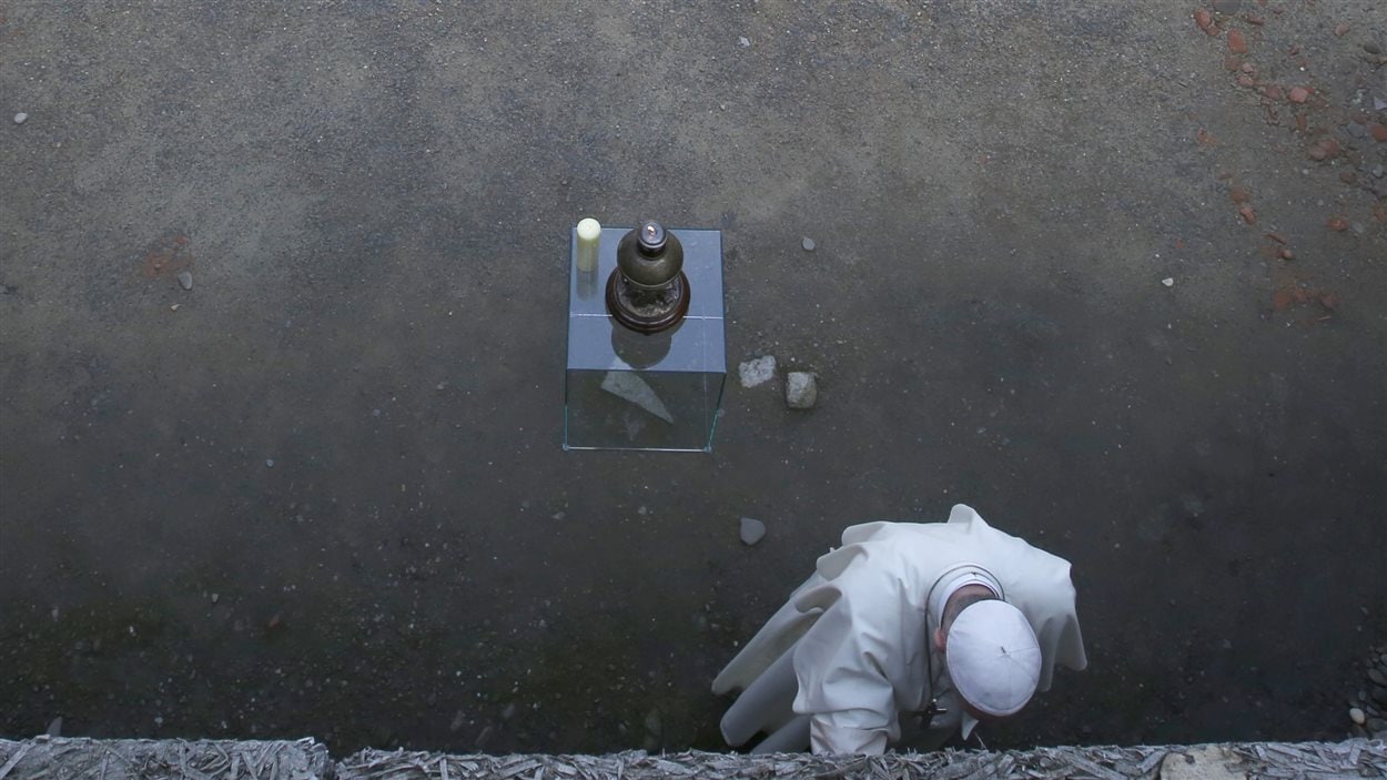 Le pape se recueille devant le Mur de la mort.
