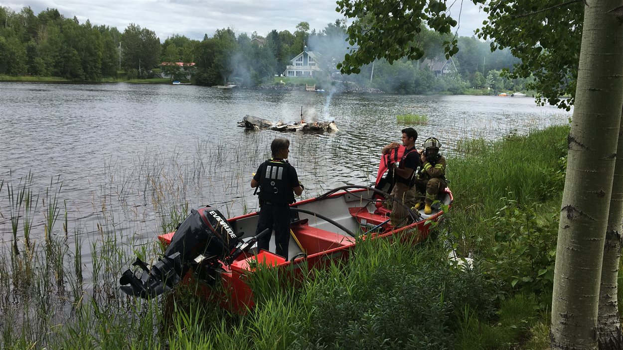 La carcasse du bateau a brûlé pendant près de deux heures
