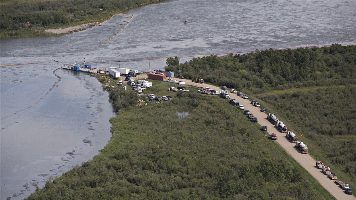 Des barrages flottants sur la rivière Saskatchewan Nord.