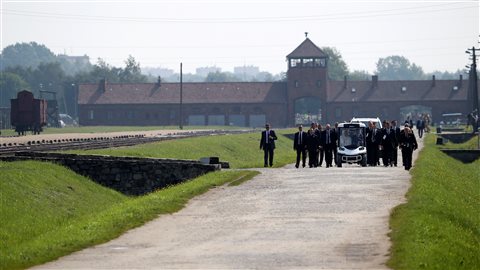 Le pape François arrive au camp de la mort nazi d'Auschwitz-Birkenau, dans le sud de la Pologne le 29 juillet 2016.
