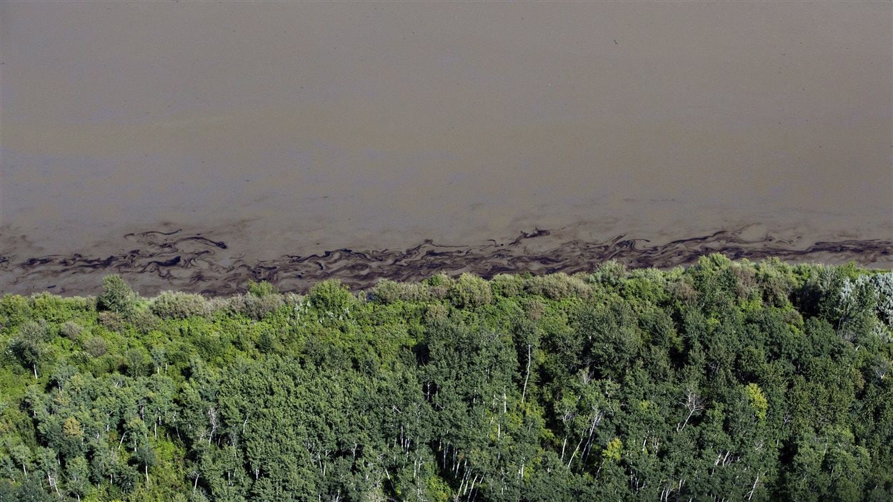 Une nappe de pétrole vue du ciel dans la rivière Saskatchewan Nord après un déversement survenu près de Maidstone, dans l'ouest de la Saskatchewan