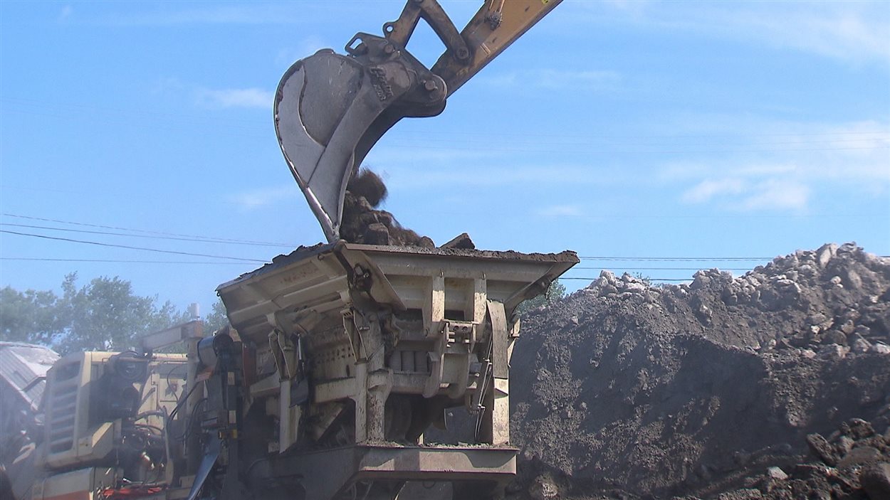 Ce concasseur broie de 1000 à 1500 tonnes de débris de béton et d'asphalte tous les jours sur le chantier du projet Turcot.