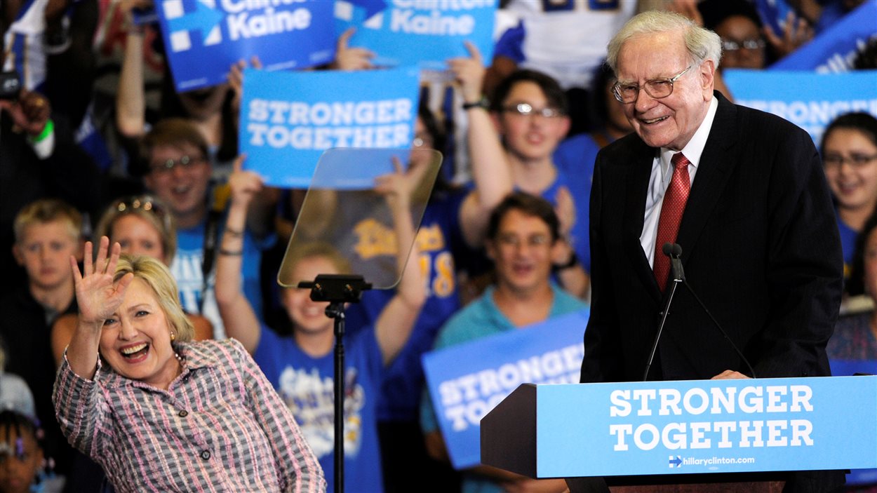 La candidate à la présidence Hillary Clinton et Warren Buffett