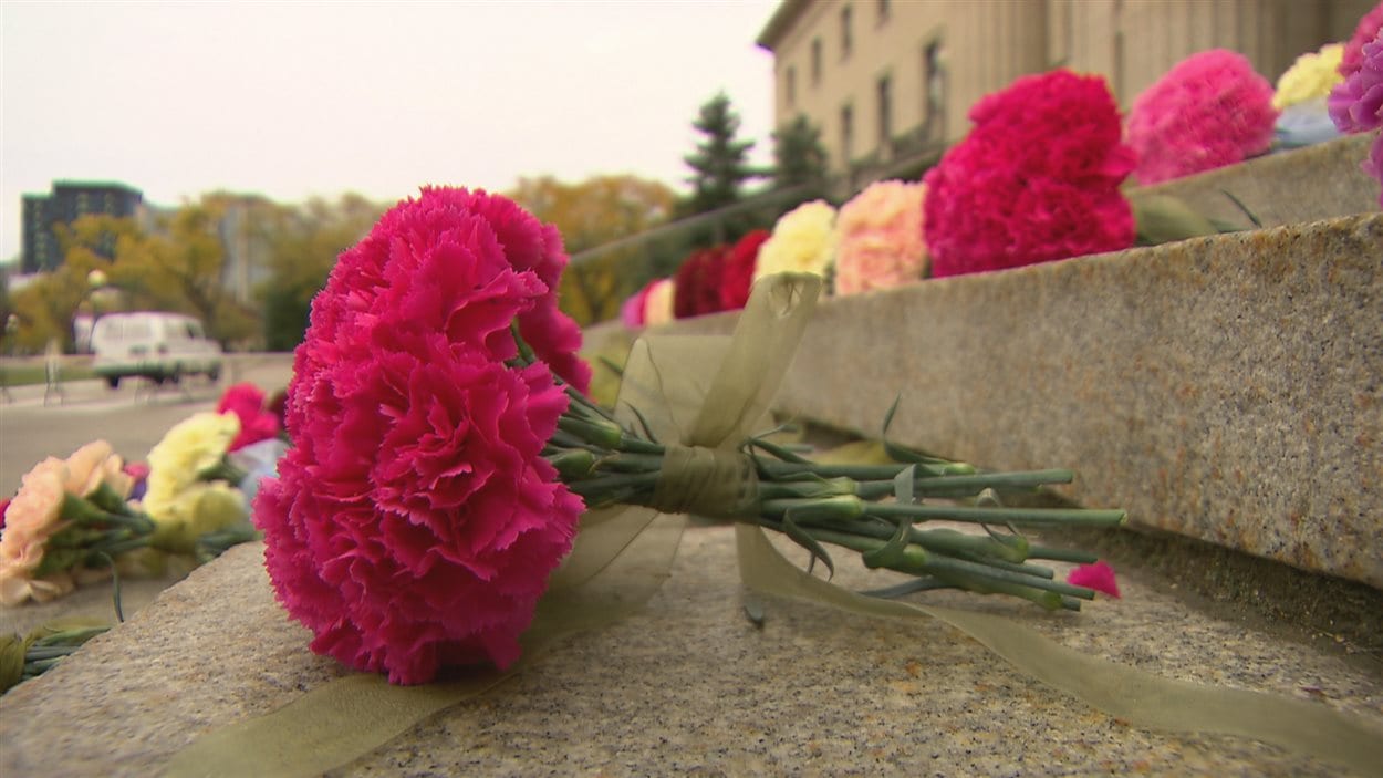 Des fleurs en hommage aux femmes autochtones disparues ou assassinées.