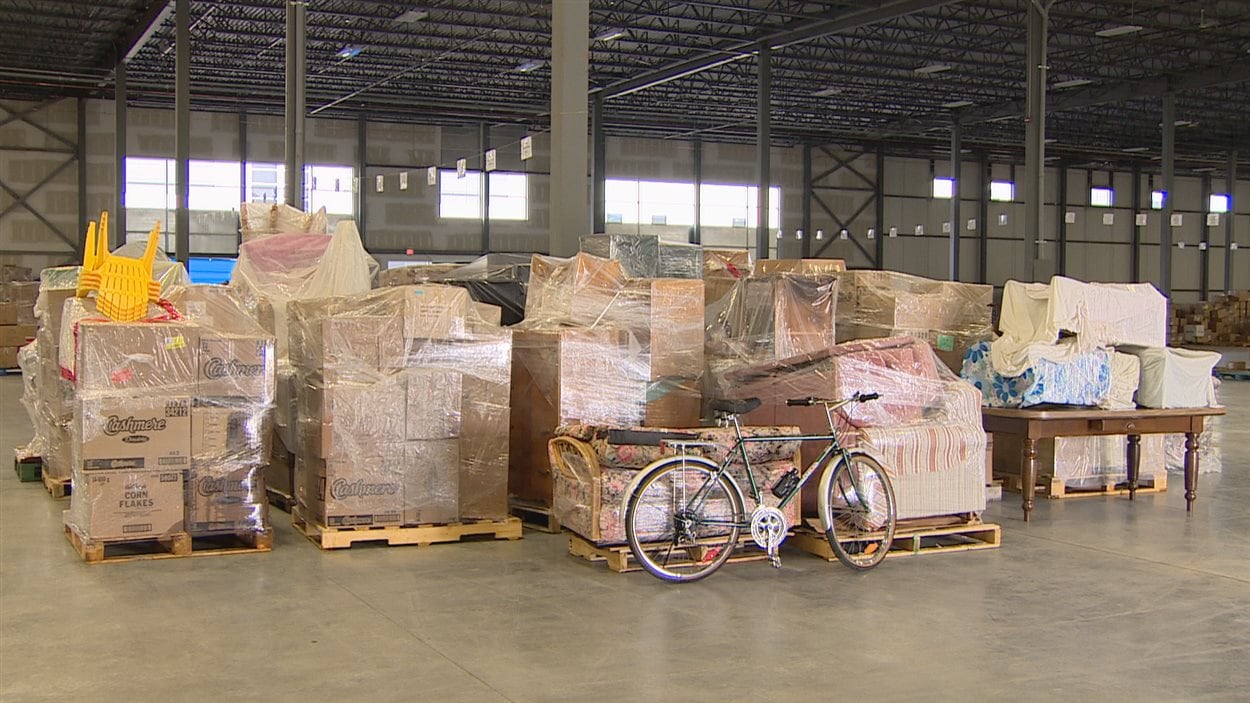 La cargaison de dons destinée aux résidents de Fort McMurray partie de Sainte-Anne-de-la-Pérade, au Québec, vers Edmonton, en Alberta.