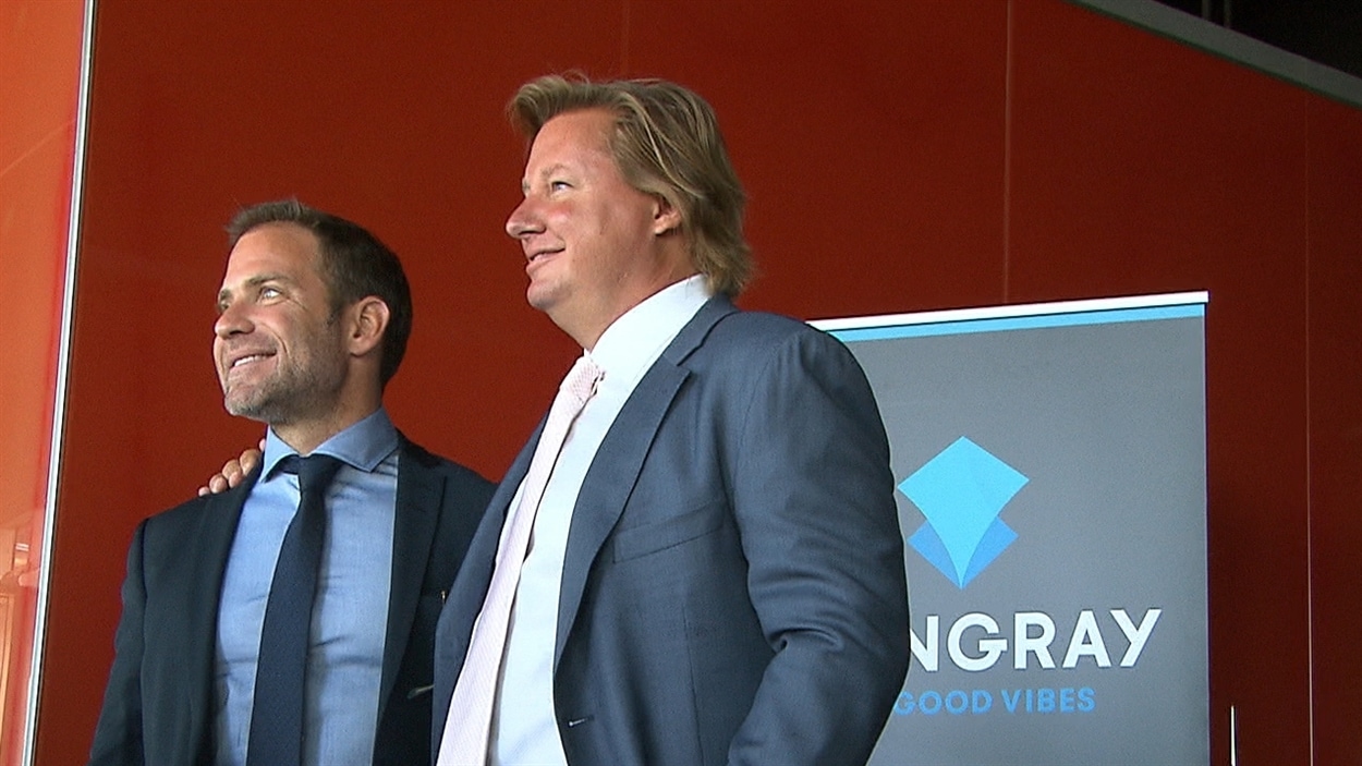 Un des vice-présidents de Stingray, Lloyd Feldman, et l'entrepreneur Éric Boyko prennent la pose.
