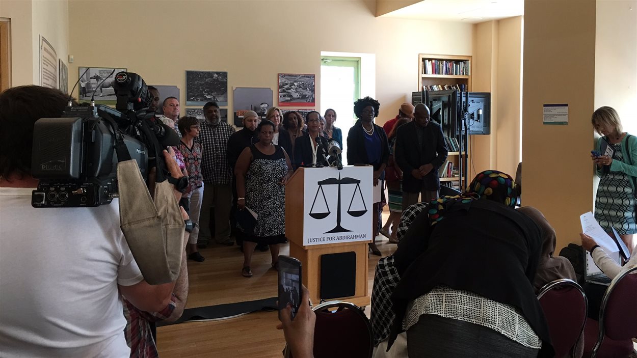 Les membres de la coalition « Justice pour Abdirahman Abdi »