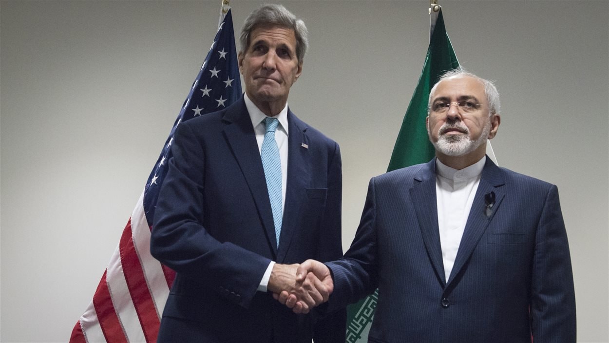Le secrétaire d’État américain John Kerry (à gauche) rencontre le ministre iranien des Affaires étrangères Mohammad Javad Zarif, le 26 septembre 2015, au siège des Nations Unies à New York.