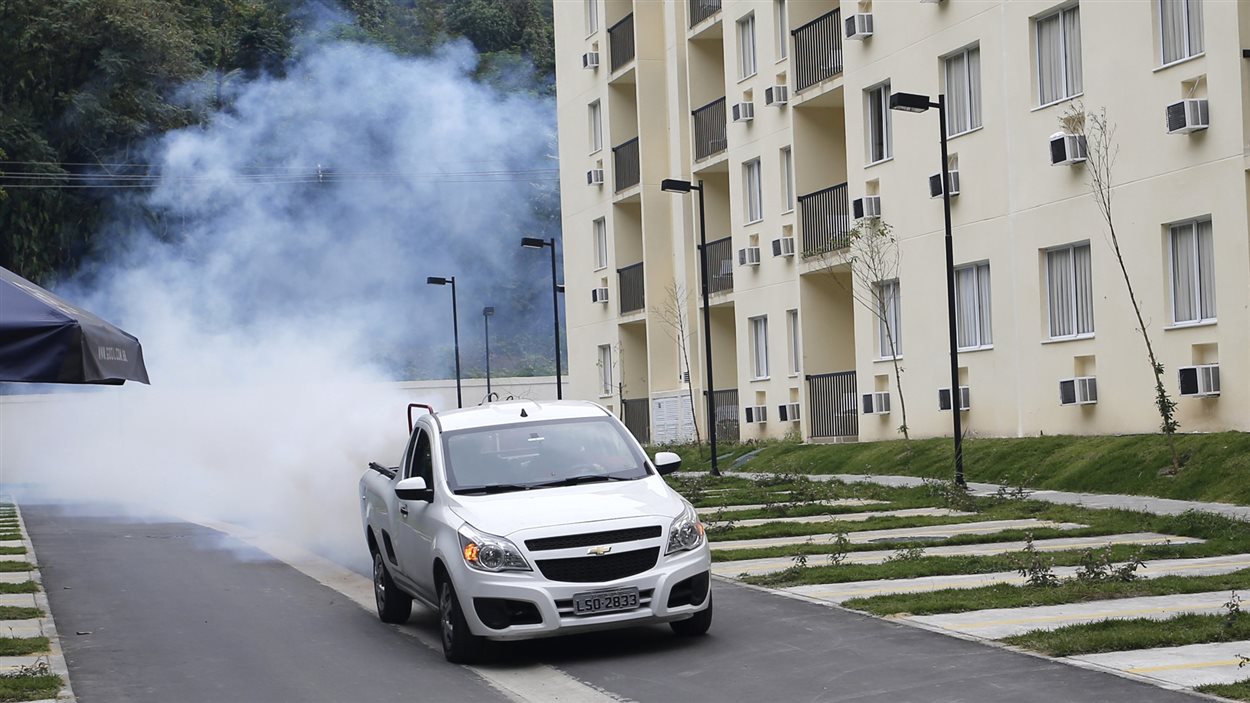 Cette photo prise la semaine dernière montre un camion répandant des pesticides aux alentours des logements construits pour les journalistes qui couvrent les Jeux olympiques.