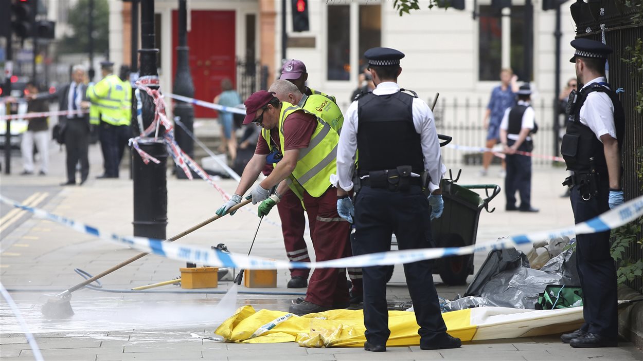 On nettoie le lieu où a eu lieu l'attaque au couteau, à Londres