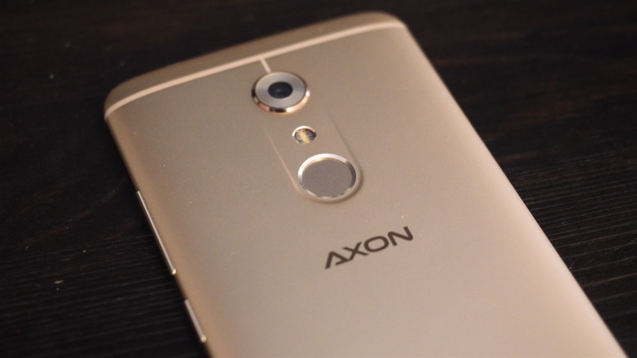 Le téléphone Android ZTE Axon 7 est muni d'un lecteur d'empreintes digitales à l'arrière.