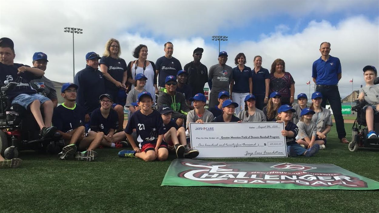 Des enfants et des bénévoles sur un terrain de baseball