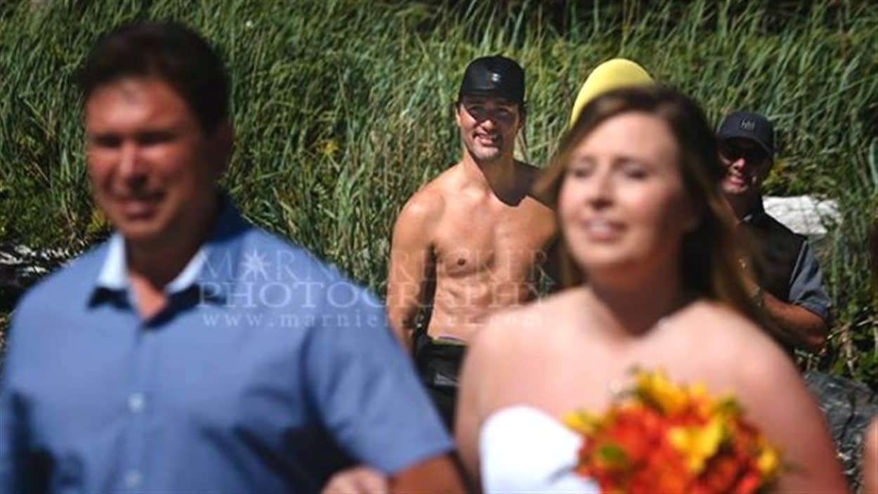 Le premier ministre Justin Trudeau, témoin involontaire d'un mariage sur une plage de Tofino, en Colombie-Britannique.