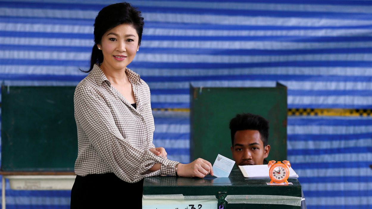 Yingluck Shinawatra dépose son vote dans l'urne, le 7 août 2016.