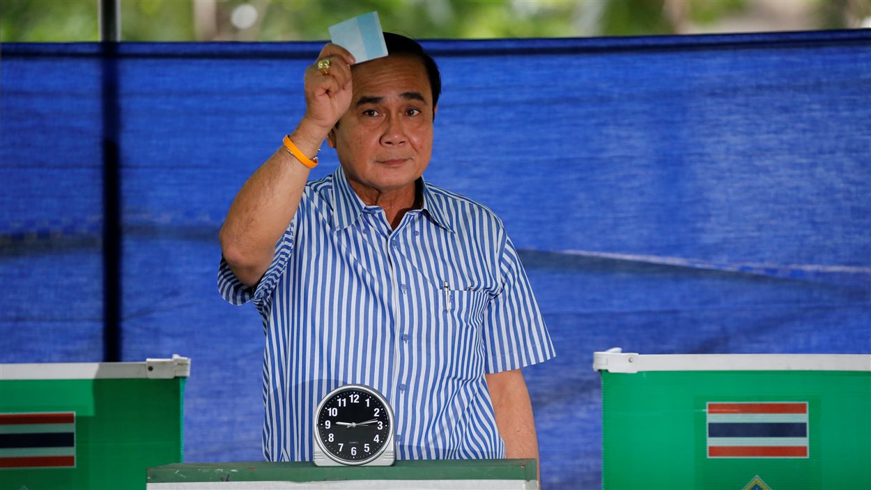 Le premier ministre de la Thaïlande, Prayuth Chan-ocha, dépose son vote. 