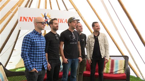 Le groupe Simple Plan s'arrête à Sept-Îles pour le spectacle de clôture du festival Innu Nikamu.