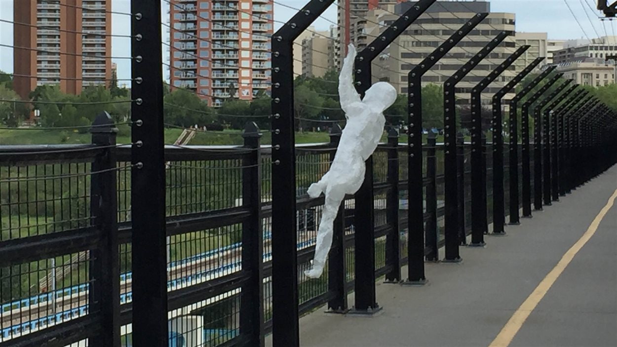 D'étranges sculptures sur le pont High Level à Edmonton.