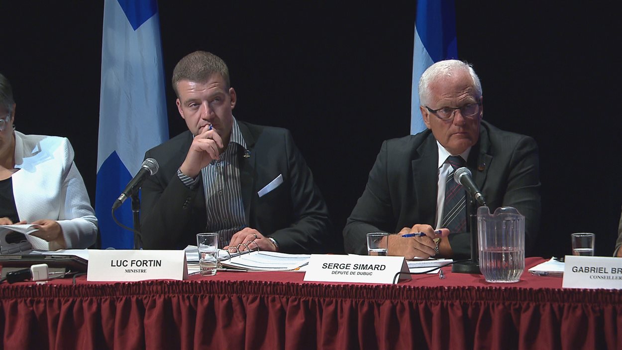 Le ministre de la Culture et des Communications du Québec, Luc Fortin, et le député de Dubuc, Serge Simard, lors de la consultation publique à Saguenay, le 8 août 2016.