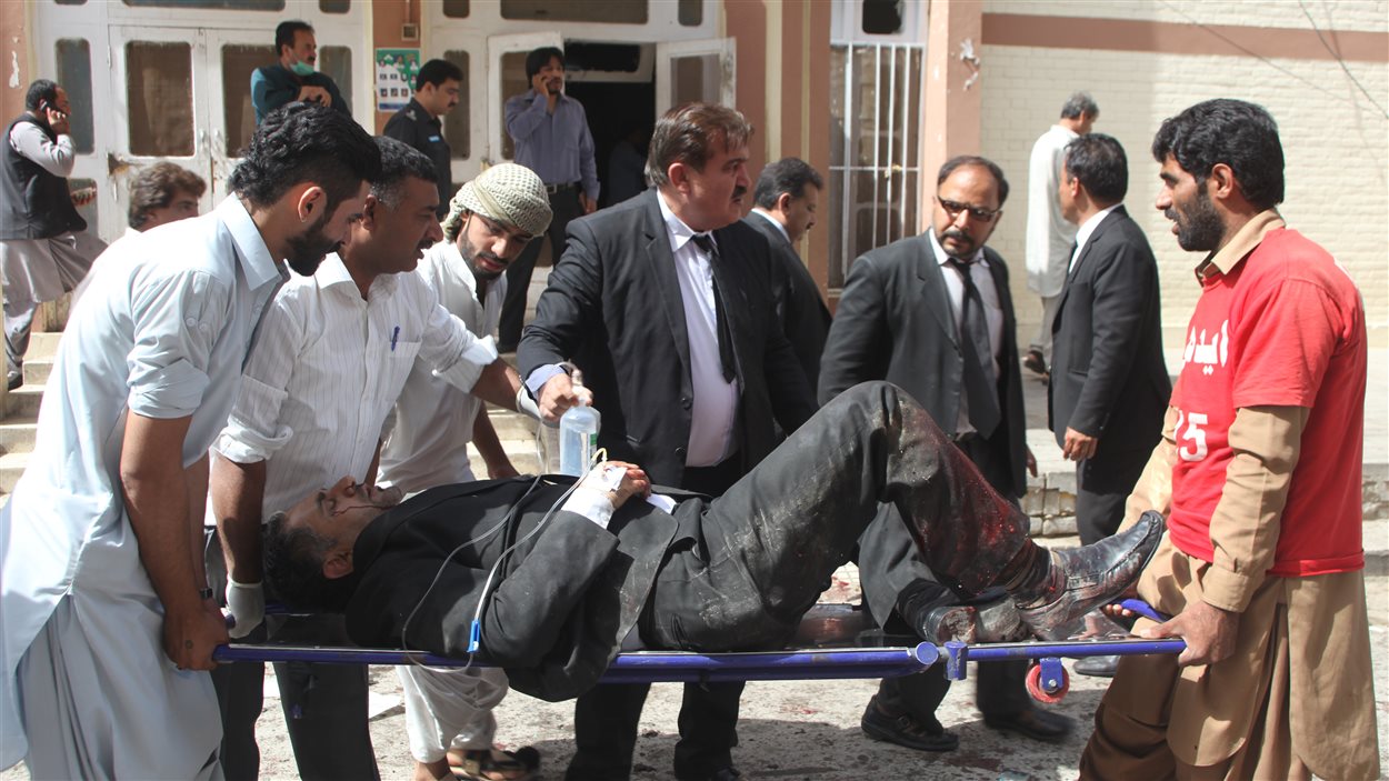 Les secours transportent un blessé de l'explosion à Quetta, au Pakistan .