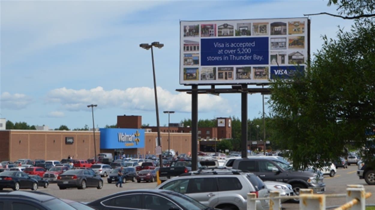 Visa lance une campagne publicitaire pour encourager ses consommateurs à dépenser ailleurs que chez Walmart à Thunder Bay.