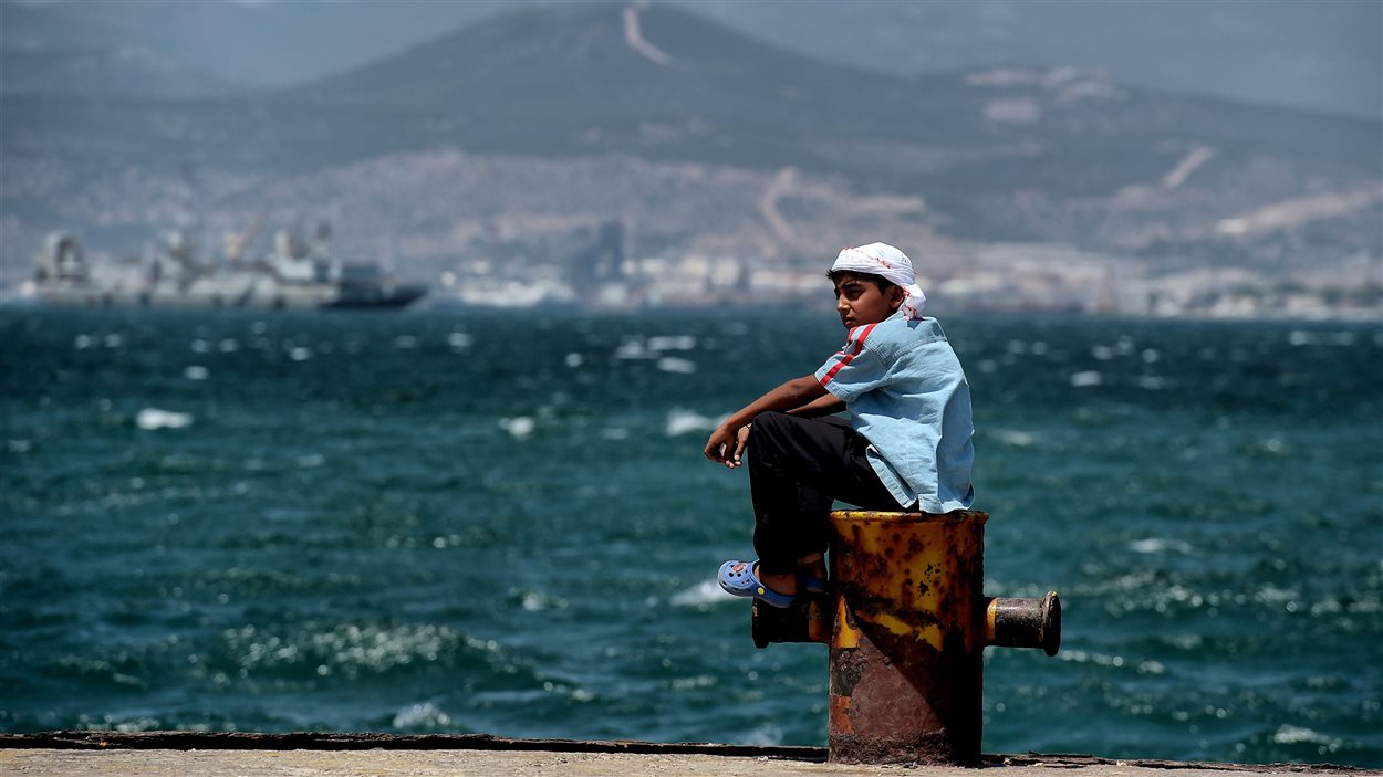 Un jeune migrant coincé dans le camp de Skaramangas en Grèce depuis l'accord UE-Turquie patiente au bord de la mer.