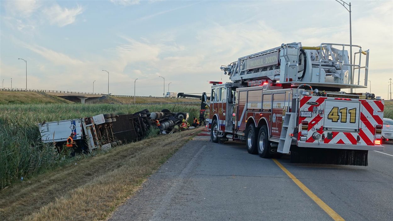 Un semiremorque se renverse à VaudreuilDorion RadioCanada