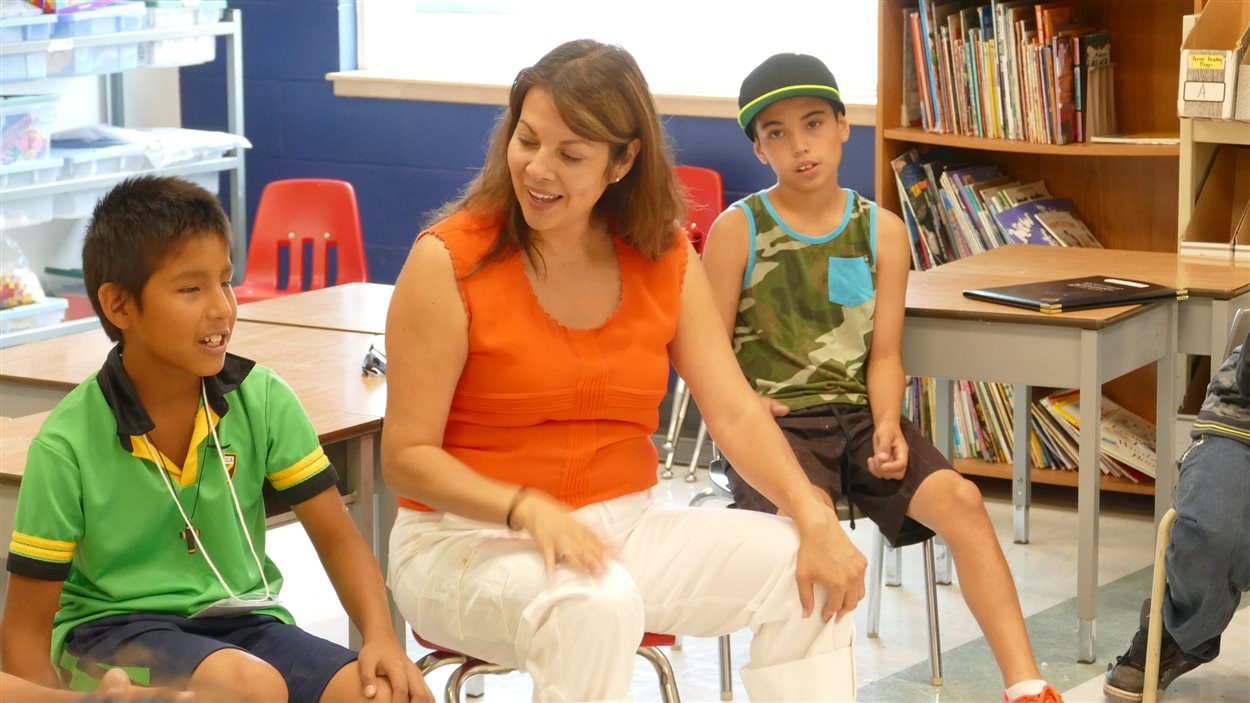 Les enfants apprennent un chanson en langue Ojibwé.