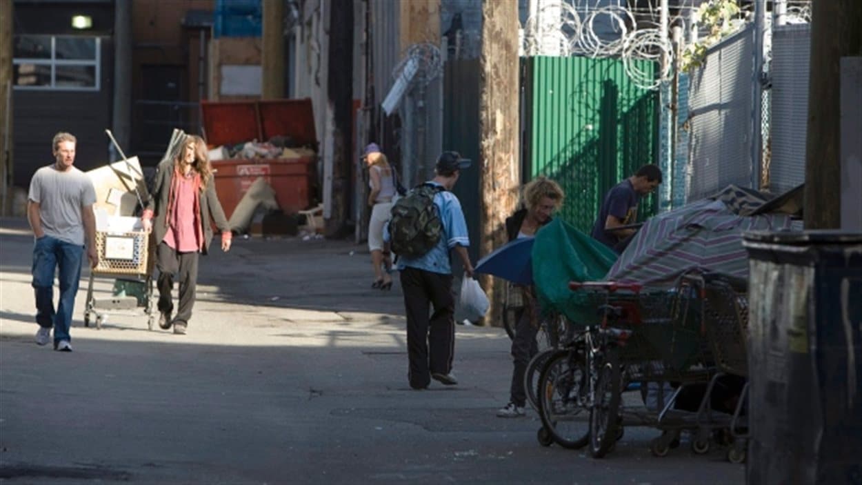 Une rue du quartier Downtown Eastside à Vancouver.