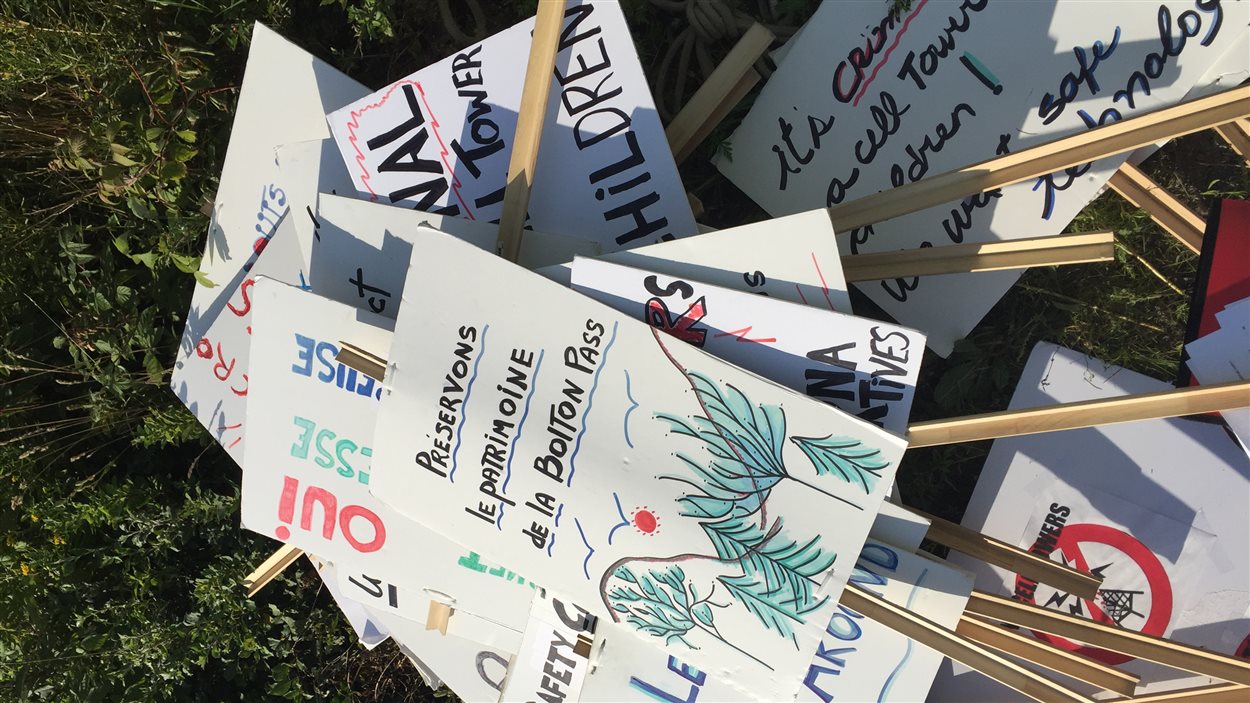 Les manifestants avaient eux plusieurs pancartes dénonçant le projet de tour.