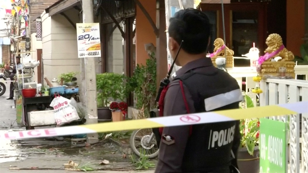 Un policier sur le site du premier double-attentat dans la station balnéaire de Hua Hin, en Thaïlande