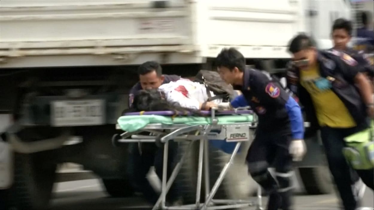 Un personne blessée est prise en charge par des secouristes, à Hua Hin.
