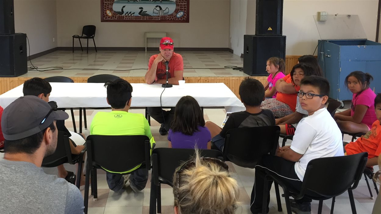 Le joueur de hockey Joé Juneau a rencontré la communauté de Pikogan.
