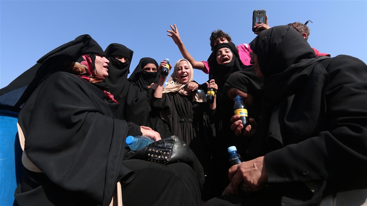 Des femmes célèbrent la libération de la ville de Manbij en Syrie.