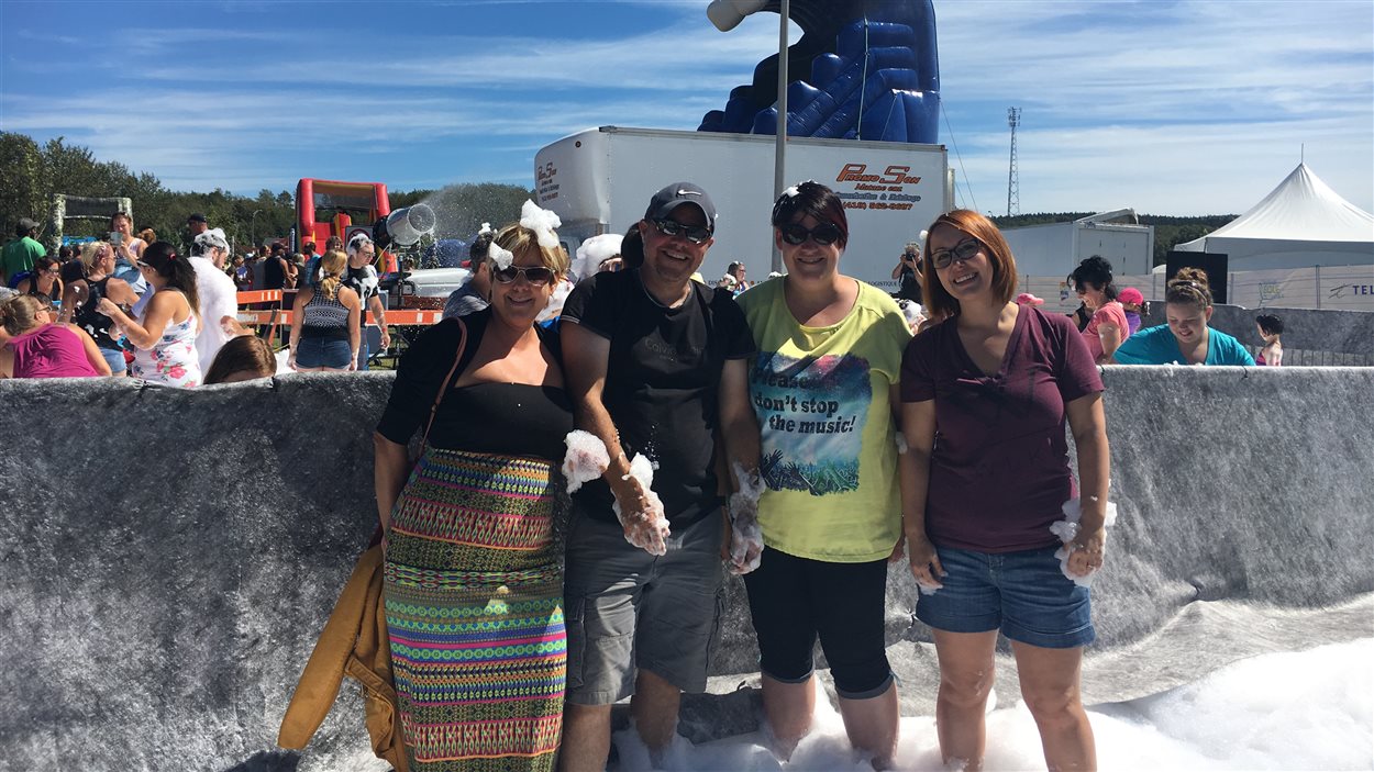 2000 personnes s’éclatent dans la mousse à Matane RadioCanada