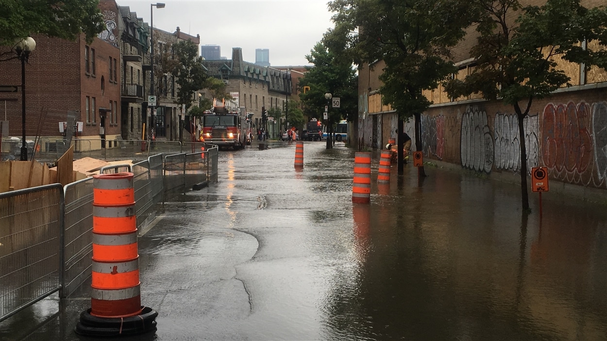 La rue Saint-Jacques est partiellement inondée.