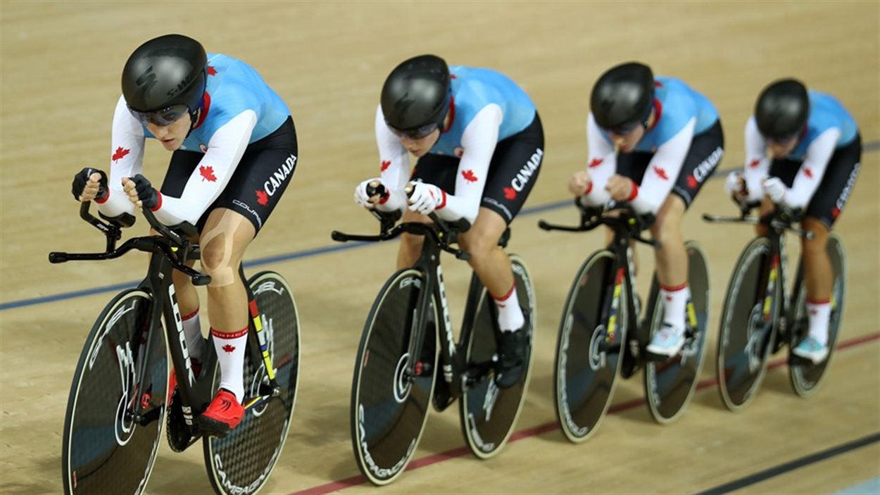 L’équipe canadienne de cyclisme sur piste formée d’Allison Beveridge, Jasmin Glaesser, Kirsti Lay et Georgia Simmerling.
