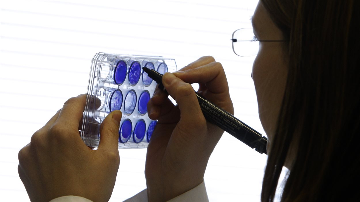 Une chercheuse dans un laboratoire à Londres