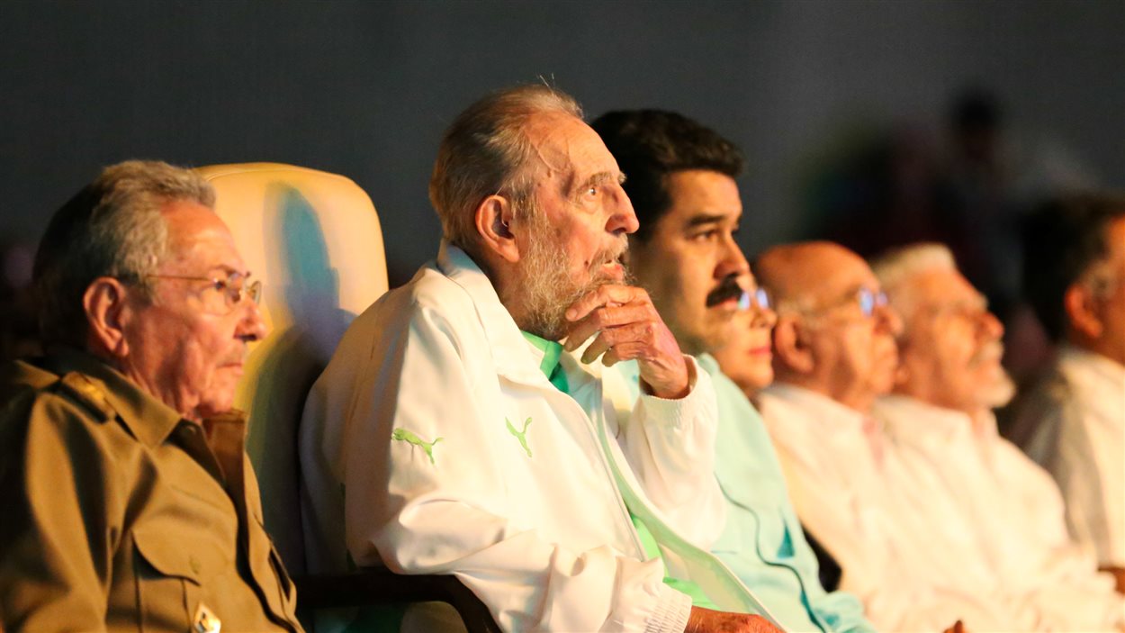 Fidel Castro en compagnie de son frère Raul Castro et du président du Venezuela, Nicolas Maduro, à l'occasion de son 90e anniversaire.