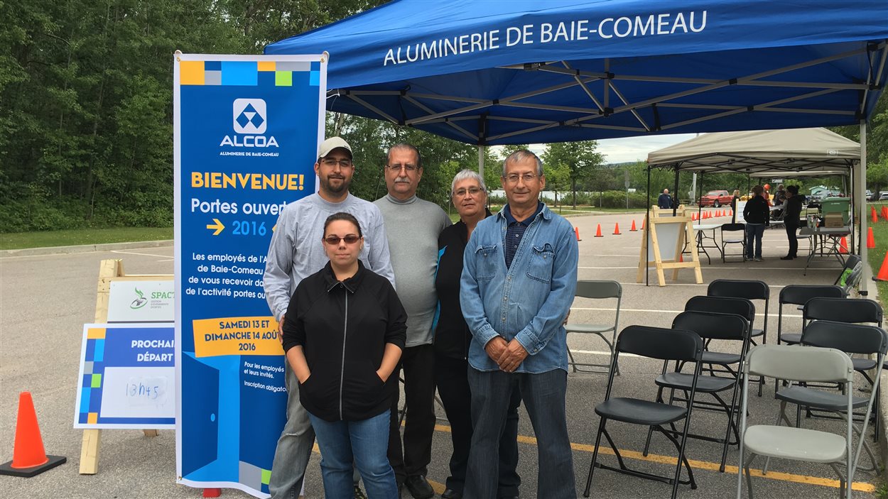 Les proches des employés visitent l'usine d'Alcoa à Radio