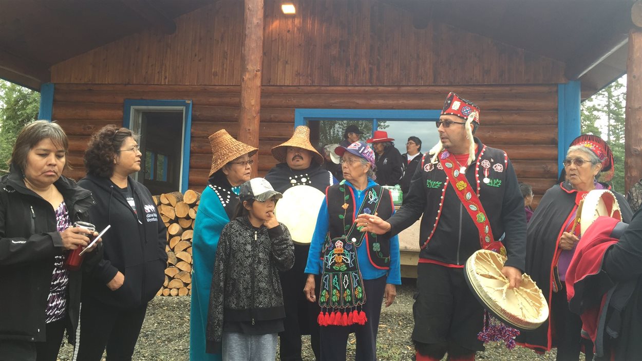 La Première Nation Teslin Tlingit a tenu une cérémonie spéciale de récolte de saumon quinnat au lac Teslin au Yukon.