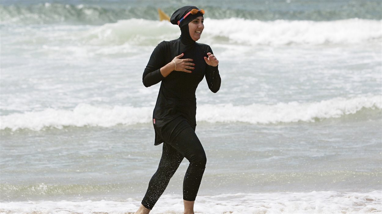 Une jeune femme porte le burkini sur la plage North Cronulla, à Sydney, en 2007.