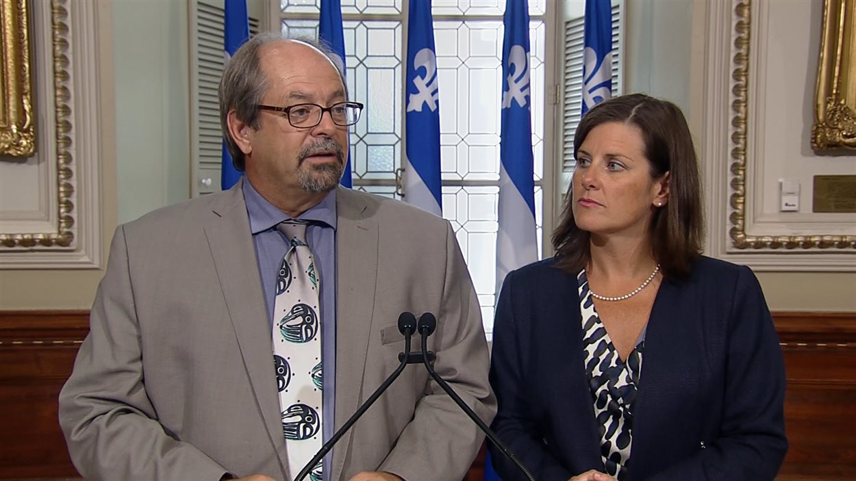 Le ministre responsable des Affaires autochtones, Geoffrey Kelley, et la ministre de la Justice, Stéphanie Vallée