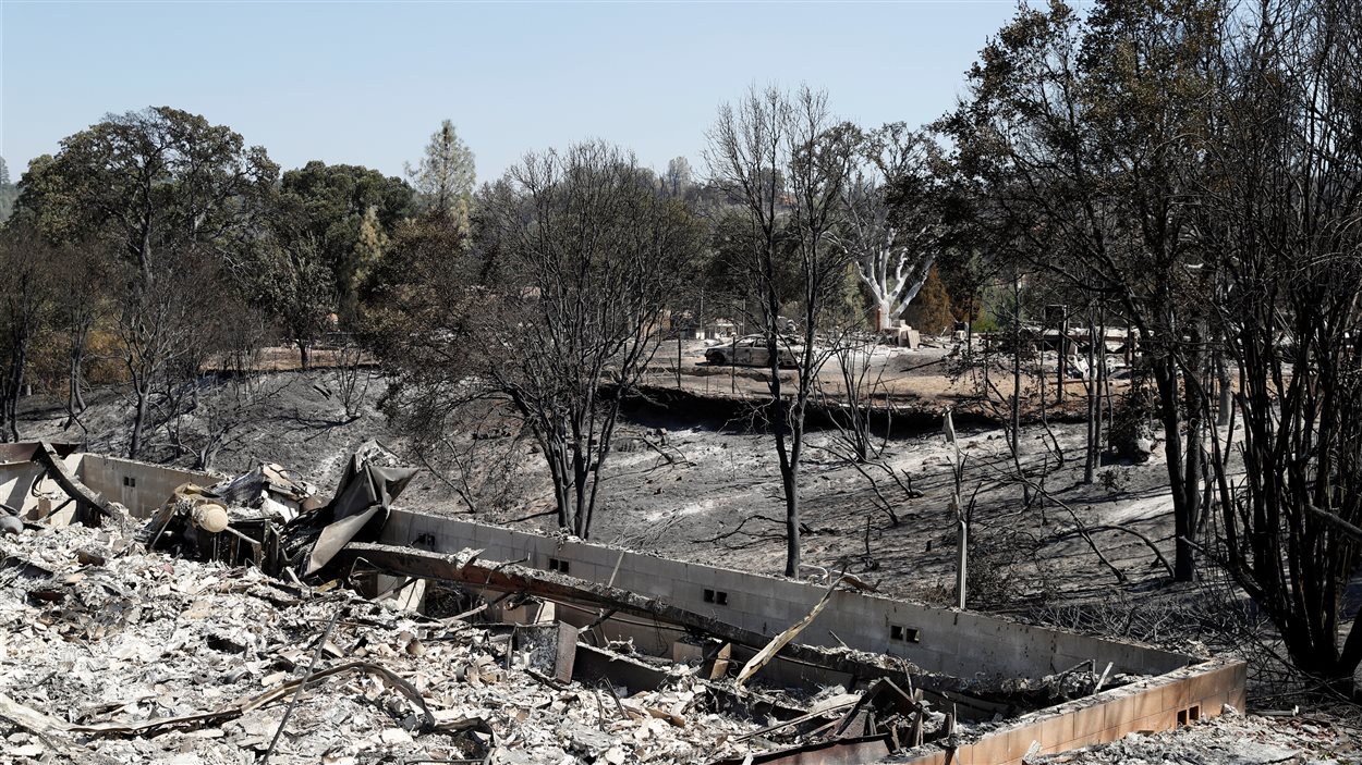 Un quartier détruit par les flammes dans la ville de Clayton en Californie.