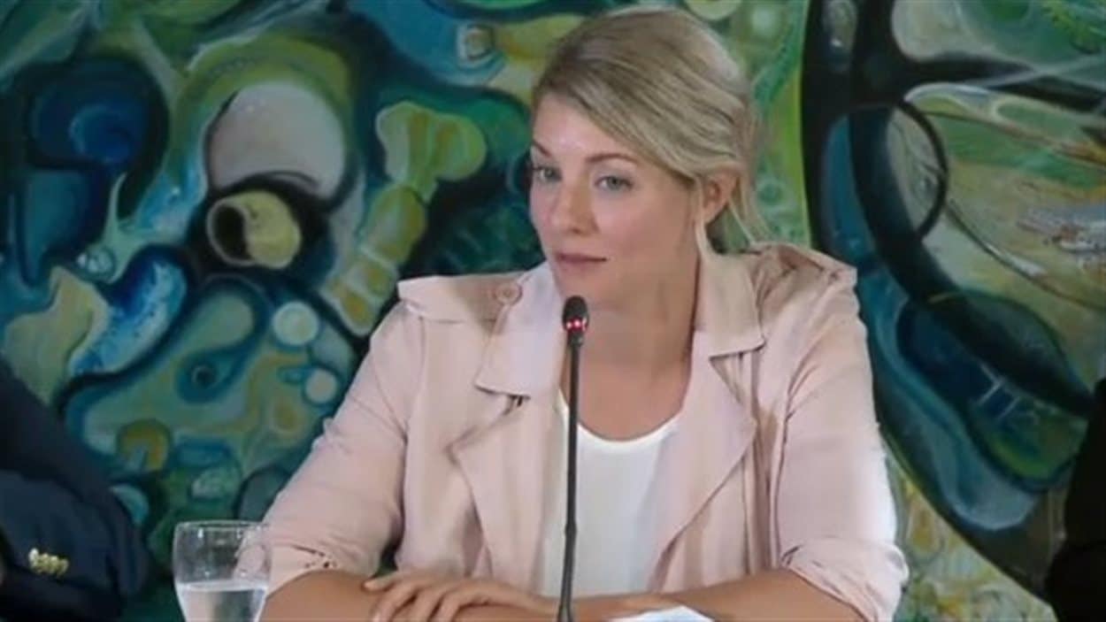 La ministre du Patrimoine canadien, Mélanie Joly en consultation sur les langues officielles à Moncton au Nouveau-Brunswick.